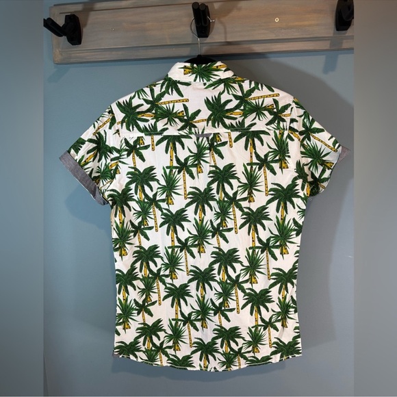 Free Planet Printed Poplin Short Sleeve Button Up Shirt in Tropical Palms Print - Picture 4 of 9